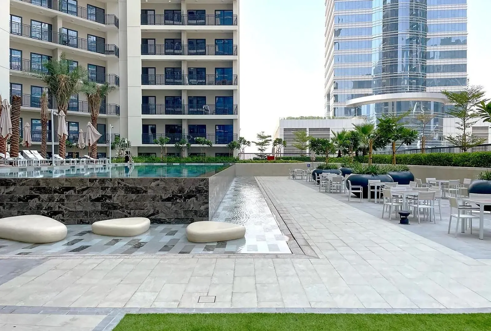 Apartment Ferienwohnung Luxurious Pool View 1Bhk, Zada Tower Dubai Vereinigte Arabische Emirate